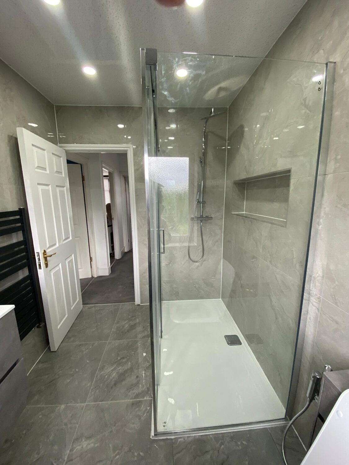 Finished walk-in shower with marble-effect porcelain tiles